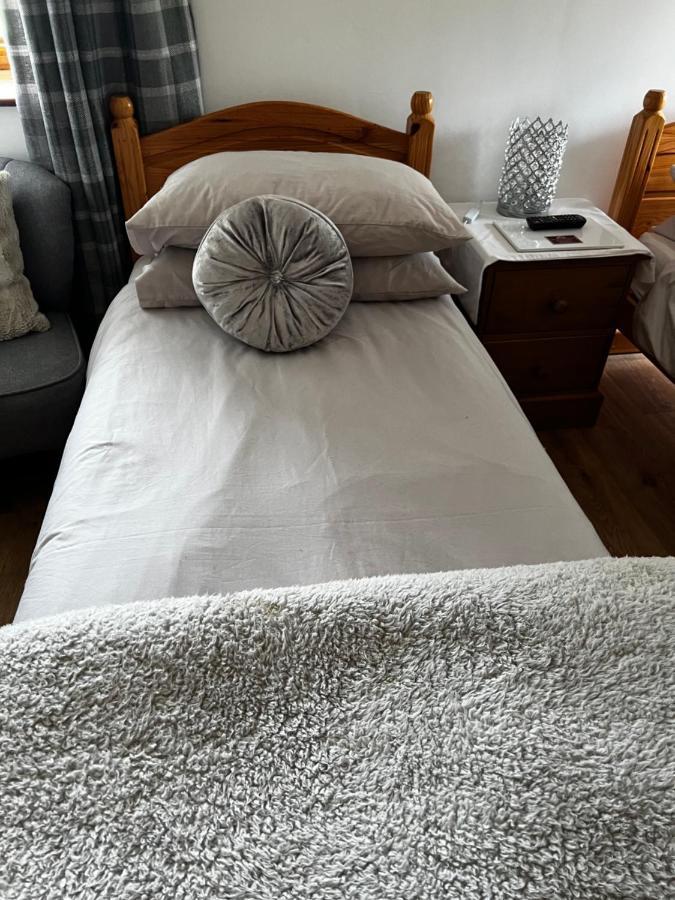 Beudy Bach Bed & Breakfast Cross Hands Exterior photo